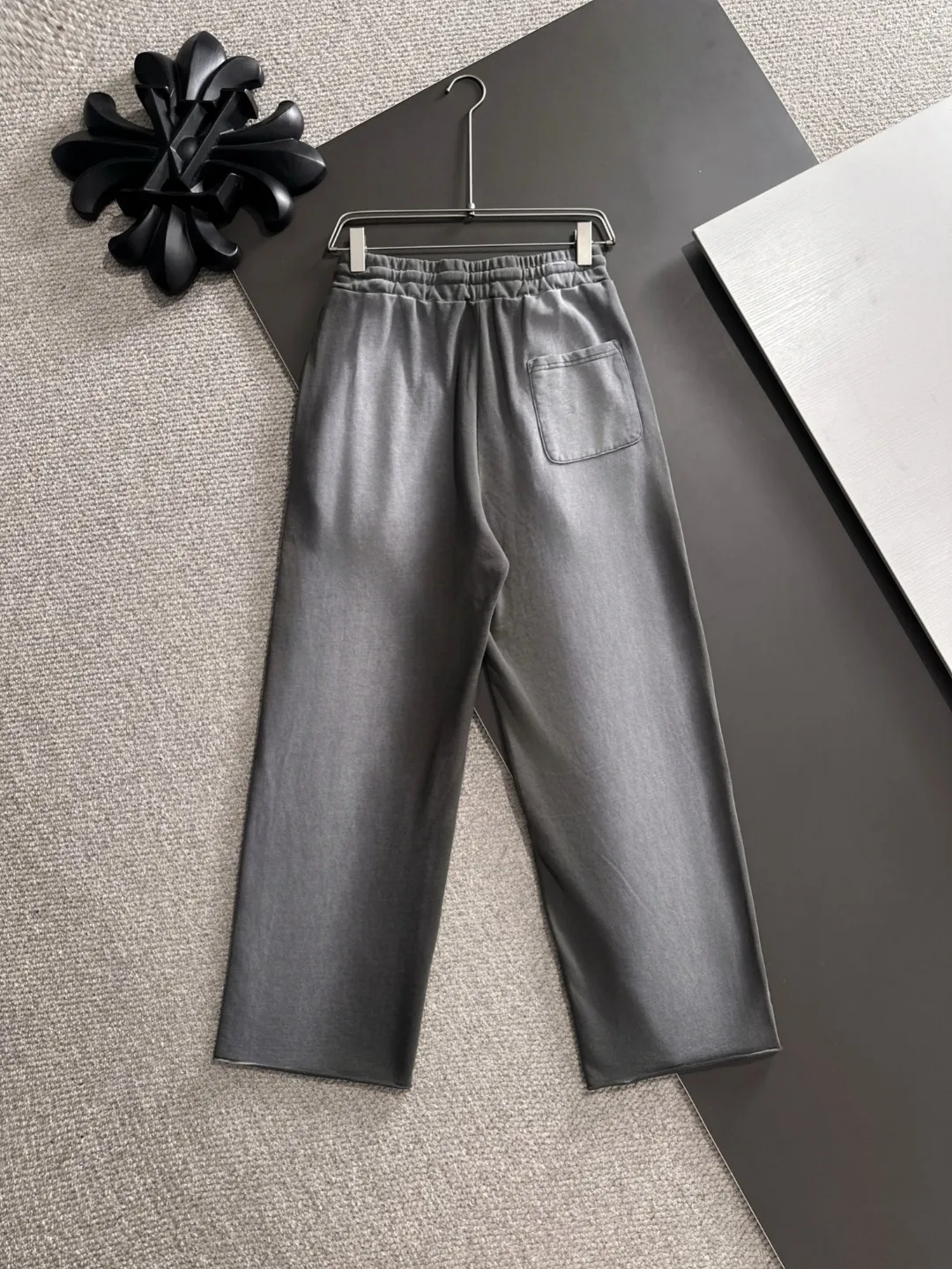 Next day shipment P360 Stone lsland/Stone Island Exclusively launches 25ss autumn and winter new high-quality trousers. Compare real-life details at will. Craftsmanship that ordinary small workshops cannot copy. Top-level ZP development. Unique imported fabric feel. Purely imported German machine production. Precision operation. Ten thousand needle density. A pair of trousers with rich details. You can see the development strength. A full set of new accessories are customized simultaneously. Simple yet elegant. Soft, delicate and comfortable. The upper body is versatile and fashionable. A perfect choice for autumn and winter. A must-have item. Loose fit. Please refer to the size chart when placing an order: S to XL (or state your height and weight when placing an order)